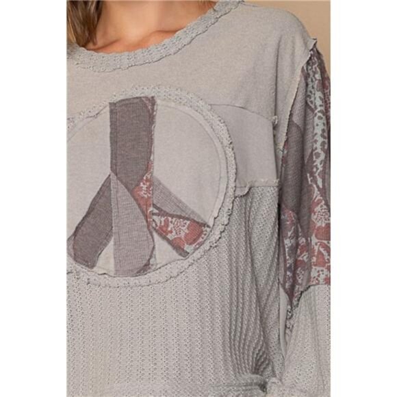 POL‎ Long Sleeve Cut Sew Peace Emblem Top - Picture 3 of 3